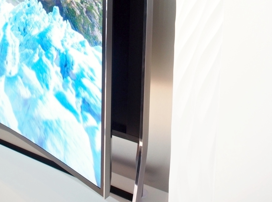 Samsung bendable UHD TV 105